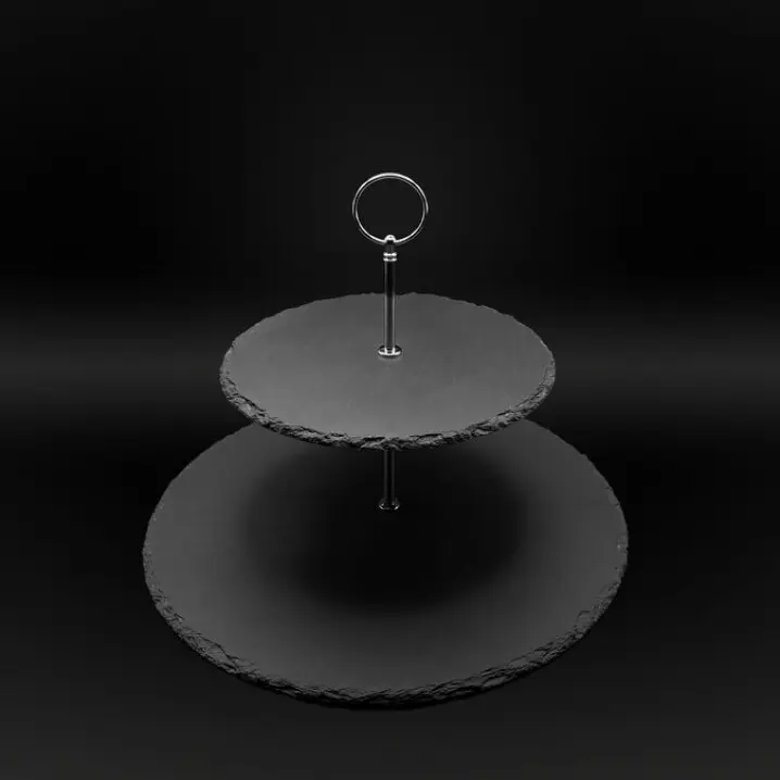 Schwarze, zweistufige Schiefer-Etagere mit zwei runden Platten und silberfarbenem Metallgriff (Ring) vor dunklem Hintergrund.