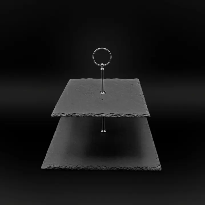 Schwarze, zweistufige Schiefer-Etagere mit zwei eckigen Platten und silberfarbenem Metallgriff (Ring) vor dunklem Hintergrund.