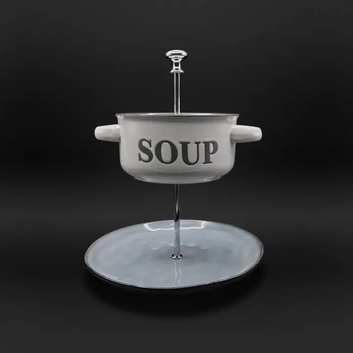 Vintage-Etagere mit einer Suppenschale, die seitliche Griffe und den Schriftzug 'SOUP' trägt