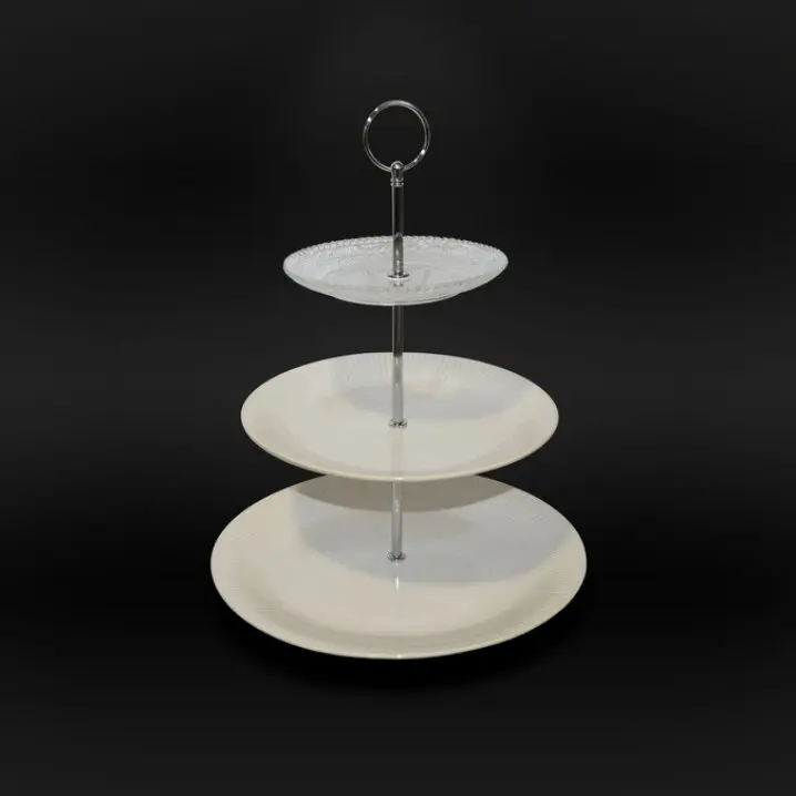 Dreistöckige Etagere mit zwei weißen und einer transparenten Platte auf Metallgestell mit Griff
