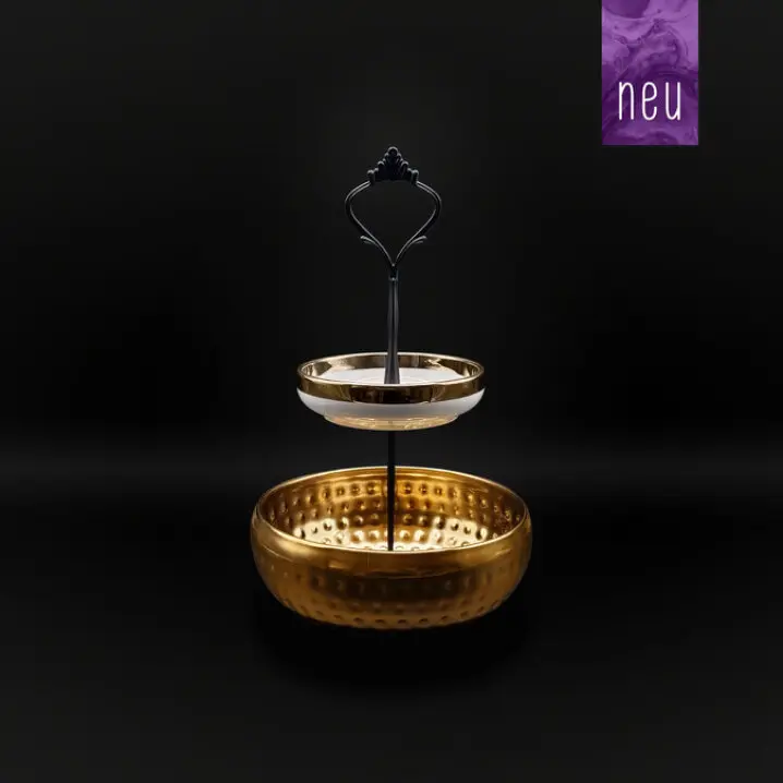 Zweistufige Etagere mit schwarzem Metallgriff, weißem Teller mit Goldrand und goldener Schale