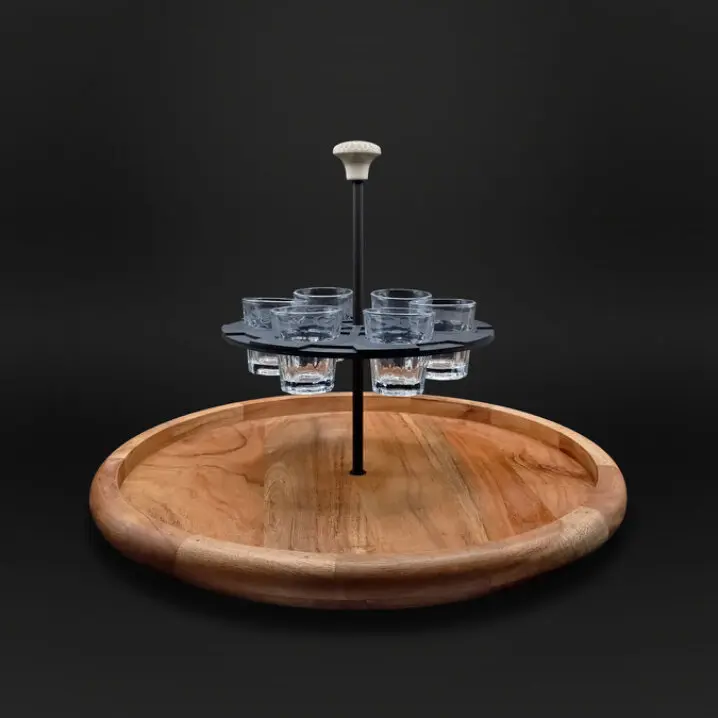 Dreistöckige Etagere mit rundem Holztablett und fünf kleinen Gläsern auf schwarzem Gestell mit weißem Griff